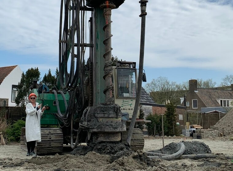 Bescheiden eerste paal
