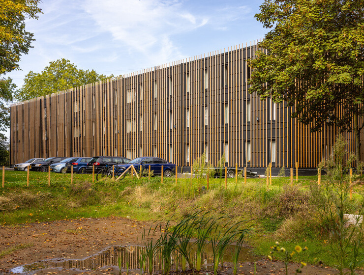 Nieuwe vleugel tegen een historisch klooster
